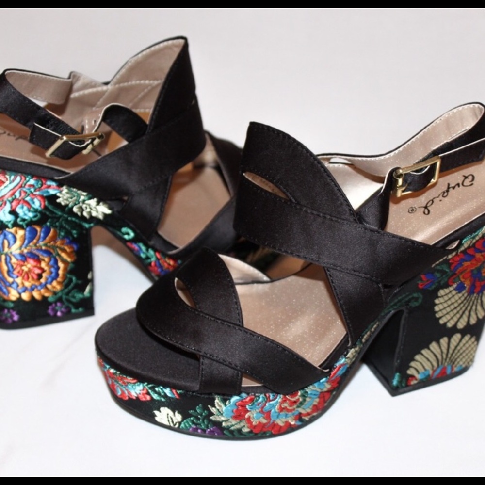Qupid Open Matte Floral Wedge Block Heel, adjusts - Picture 4 of 8